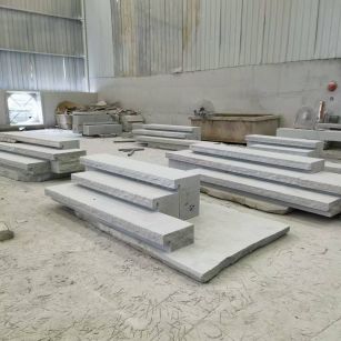 南充 整石台阶（大面火烧+侧面自然面），出货前厂内拼装