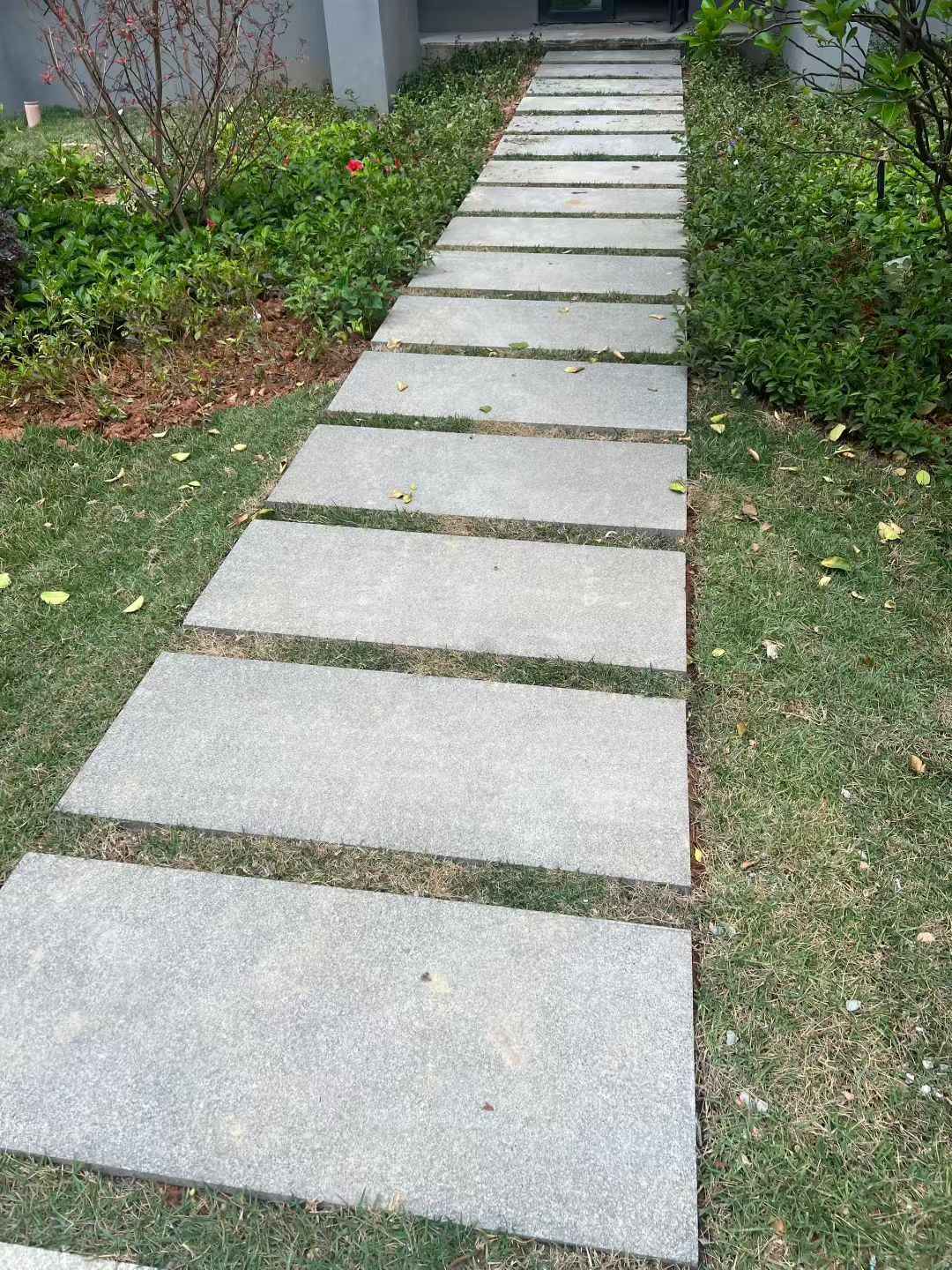 南充 芝麻黑小区踏步、汀步石铺装效果