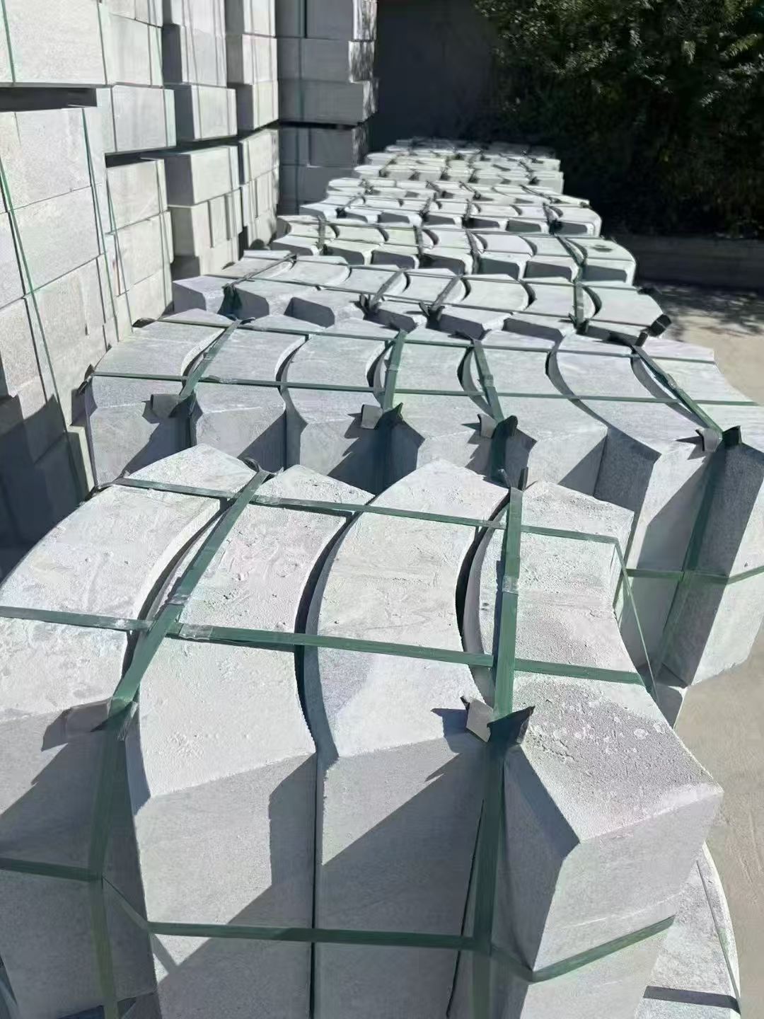 南充 芝麻灰弧形路沿石